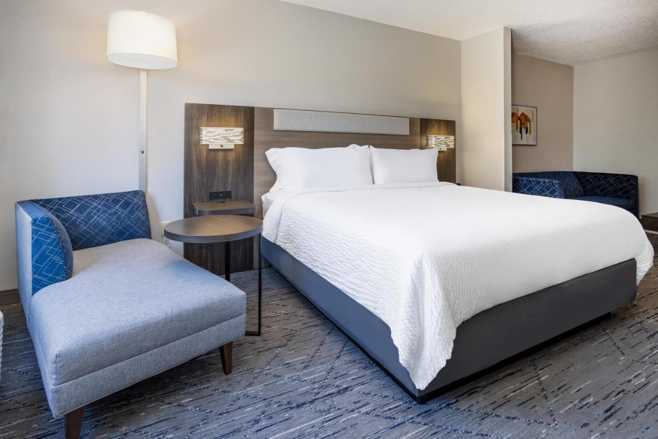 Holiday Inn Express And Suites Tampa I-75 At Bruce B. Downs By Ihg Экстерьер фото