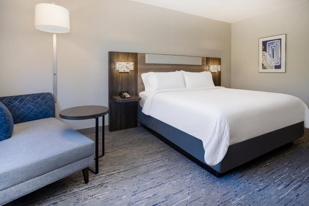 Holiday Inn Express And Suites Tampa I-75 At Bruce B. Downs By Ihg Экстерьер фото