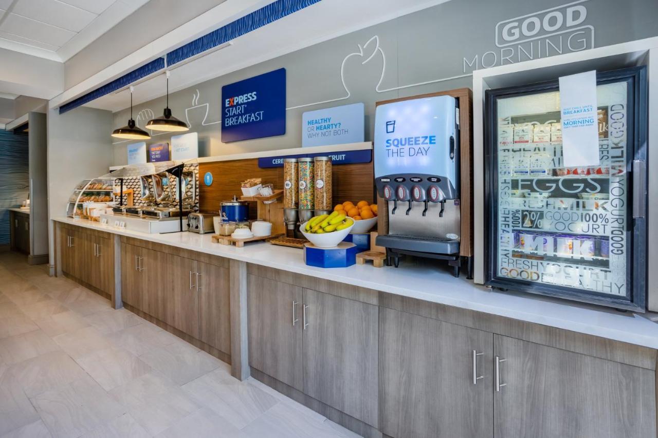 Holiday Inn Express And Suites Tampa I-75 At Bruce B. Downs By Ihg Экстерьер фото