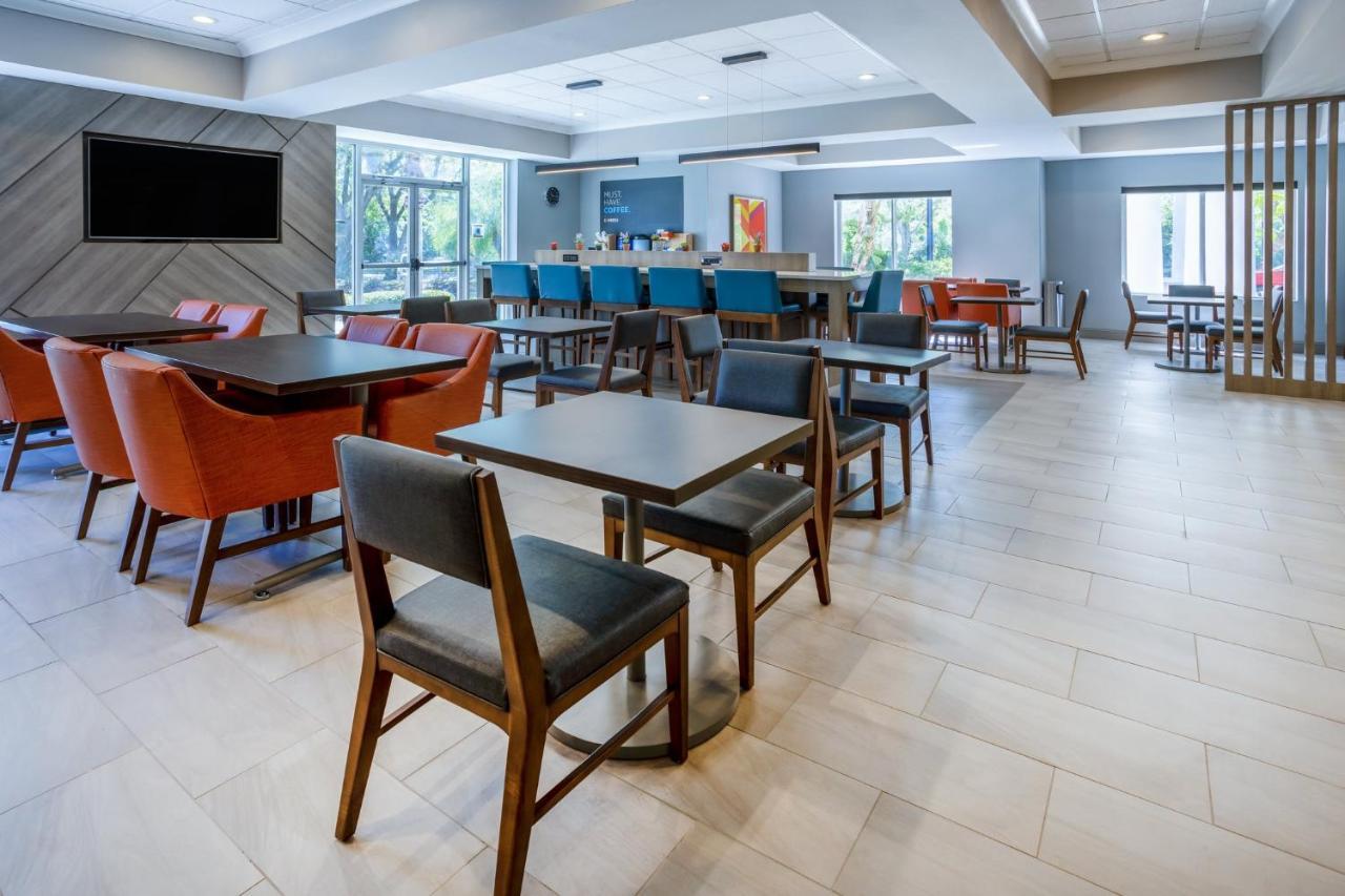Holiday Inn Express And Suites Tampa I-75 At Bruce B. Downs By Ihg Экстерьер фото