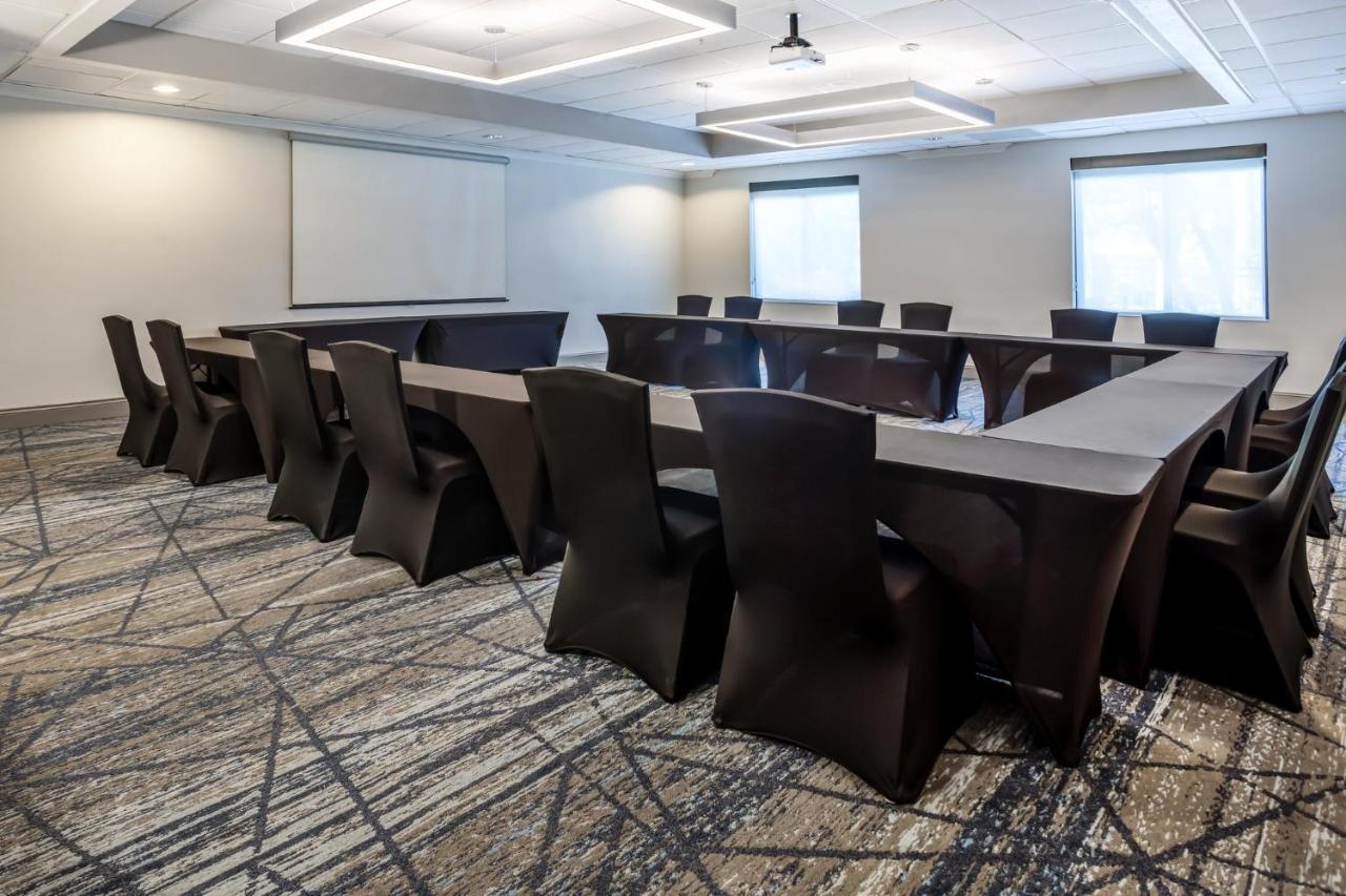 Holiday Inn Express And Suites Tampa I-75 At Bruce B. Downs By Ihg Экстерьер фото