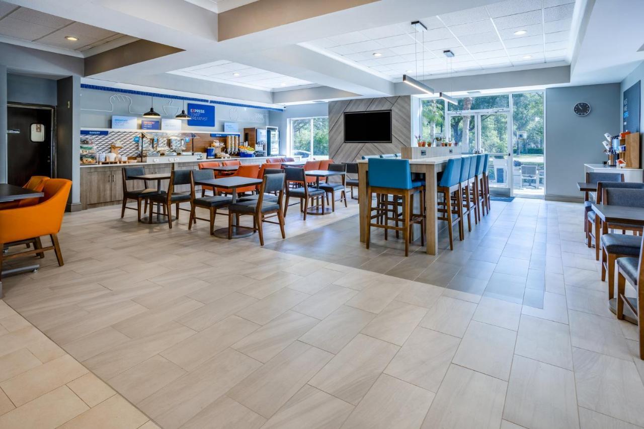 Holiday Inn Express And Suites Tampa I-75 At Bruce B. Downs By Ihg Экстерьер фото