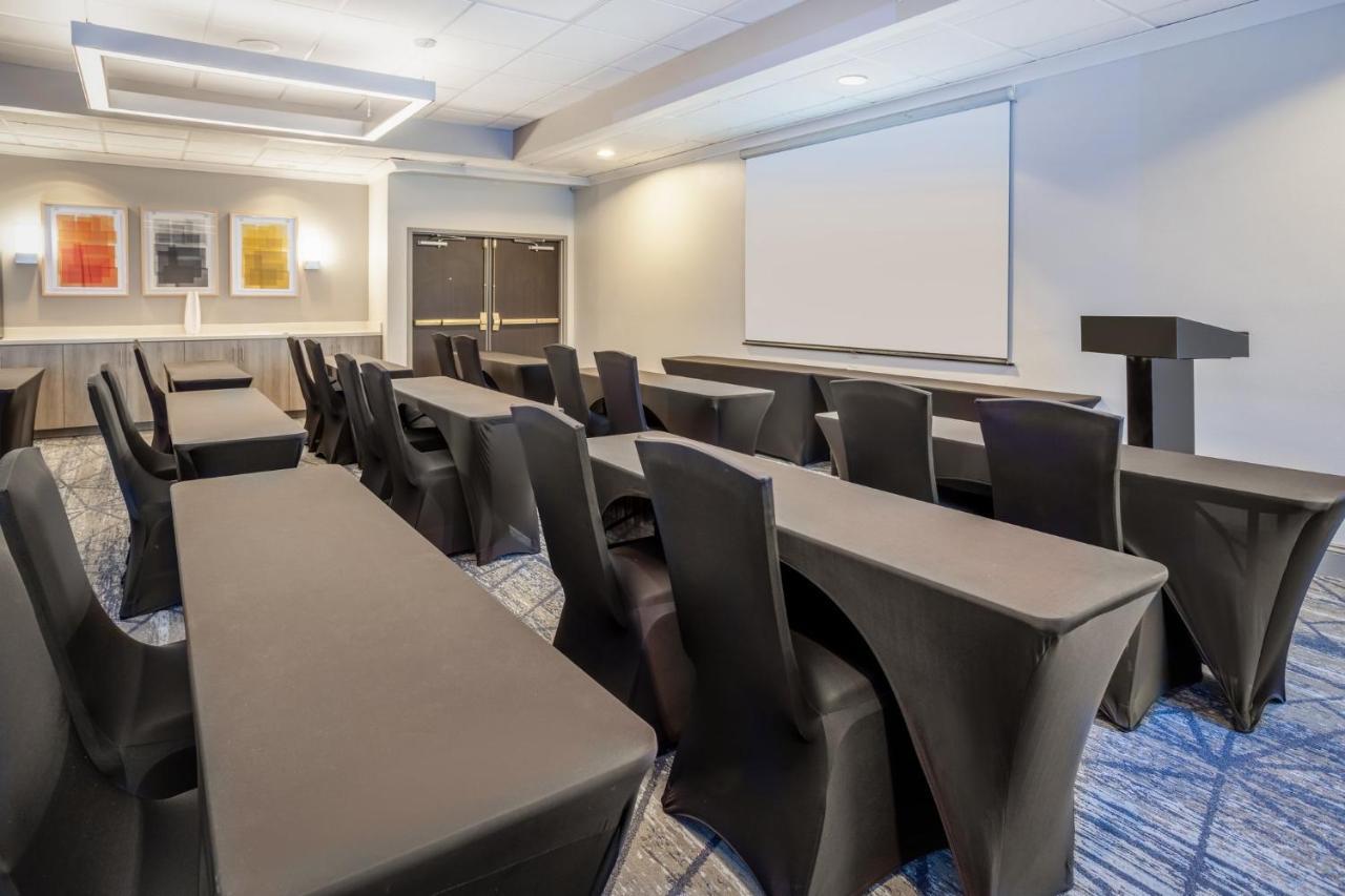 Holiday Inn Express And Suites Tampa I-75 At Bruce B. Downs By Ihg Экстерьер фото