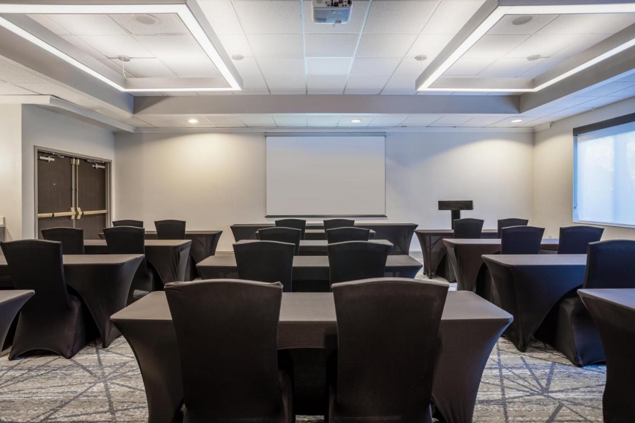 Holiday Inn Express And Suites Tampa I-75 At Bruce B. Downs By Ihg Экстерьер фото