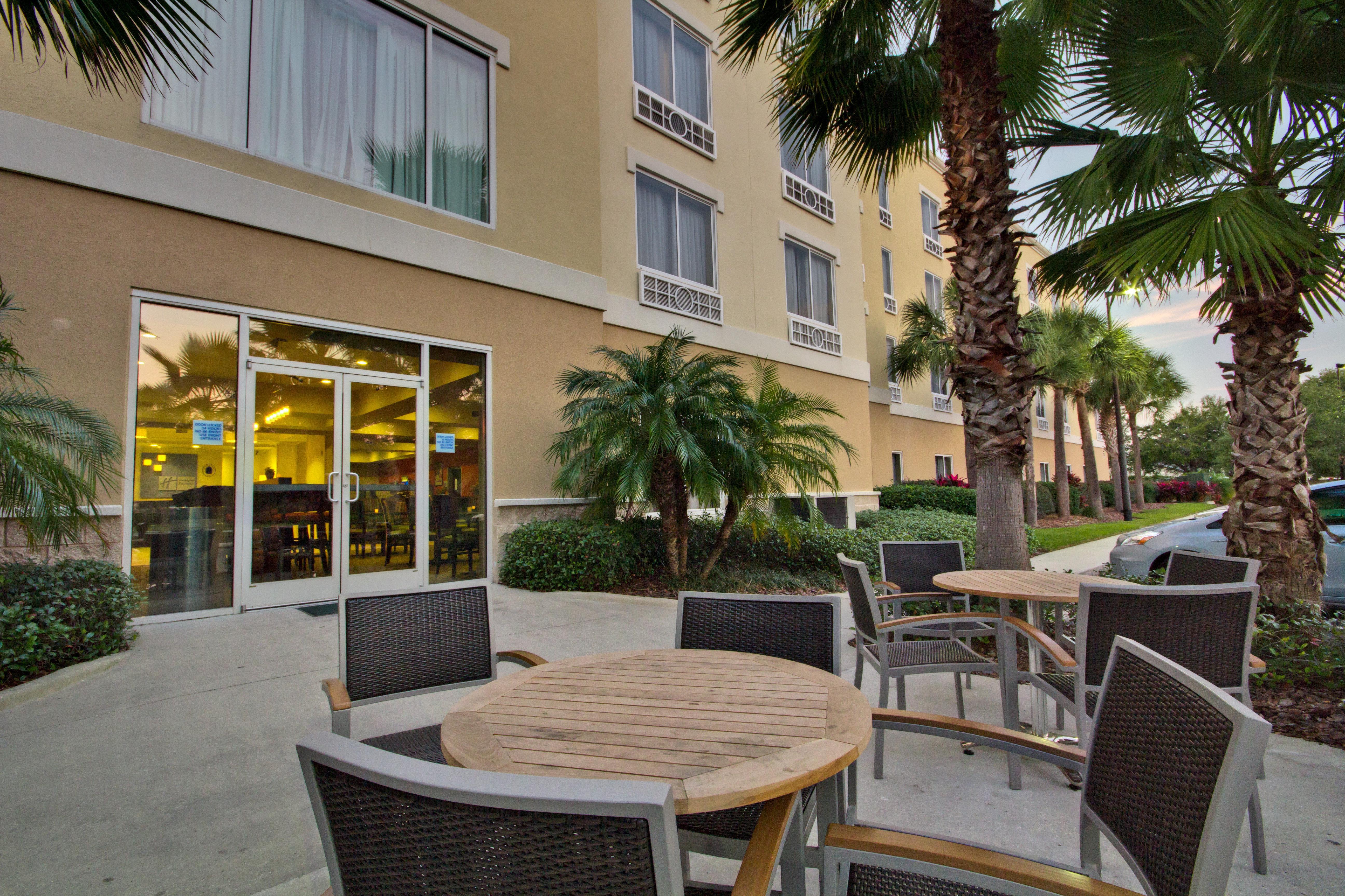 Holiday Inn Express And Suites Tampa I-75 At Bruce B. Downs By Ihg Экстерьер фото